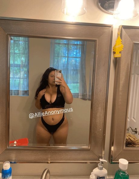 Allieanonymous OnlyFans Brüste Bild
