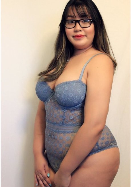 Aznproblems OnlyFans nackte Brüste