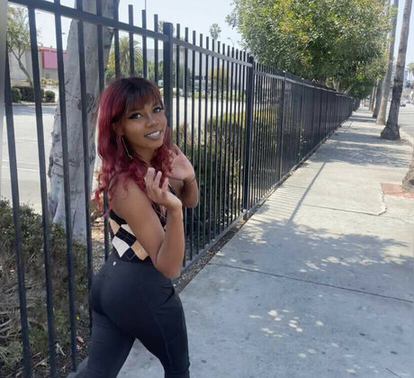 Society made the joker OnlyFans-Bilder geleakt