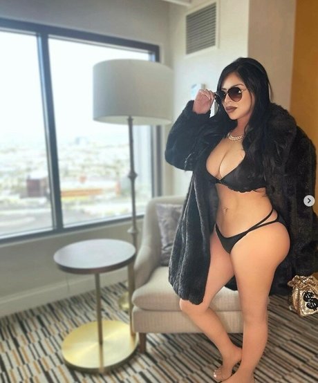 Champagne Chronicles OnlyFans nackt