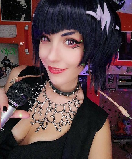 MiikhyDeafening OnlyFans Model Fotos