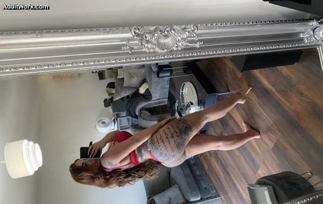 Louise McNamara OnlyFans Arsch Leak