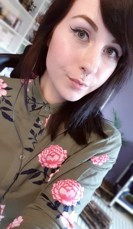 romisu Nacktpornos auf OnlyFans