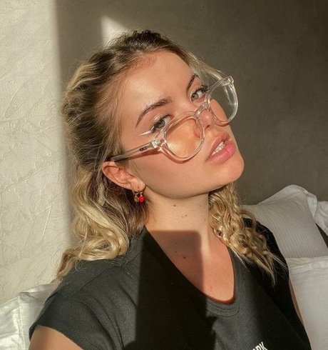 ROMY OnlyFans nackte Brüste