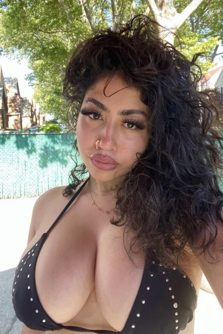 Julie Azi OnlyFans geleakt.