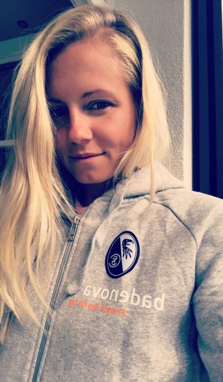 Julia Simic OnlyFans Arsch Leak