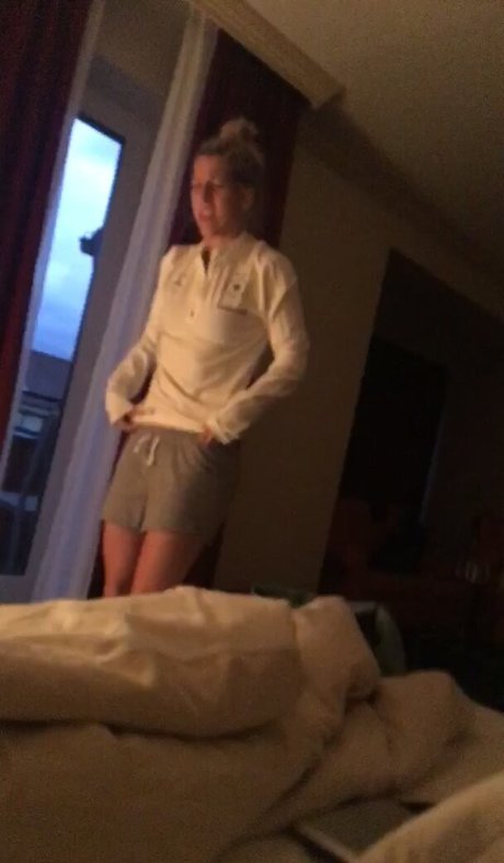 Julia Simic OnlyFans Striptease