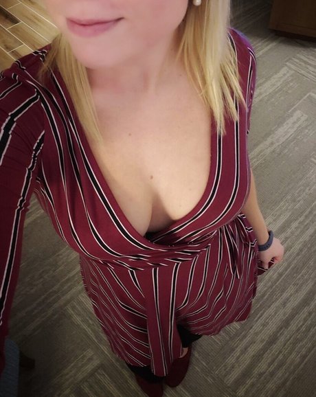 Grabymyneckk OnlyFans Model Bilder