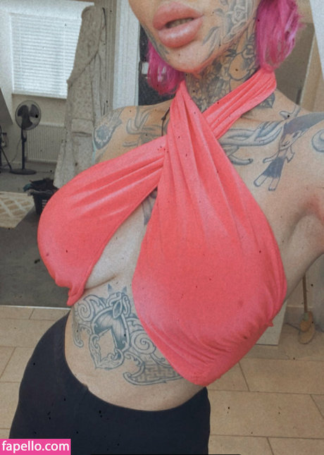 claire no hair OnlyFans Striptease