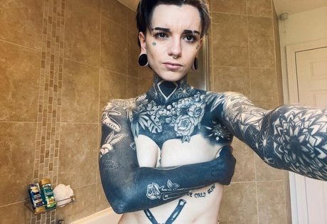 Holly Broome Inked Nackt auf OnlyFans