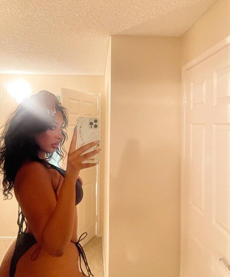 iLLi y OnlyFans Nacktbilder