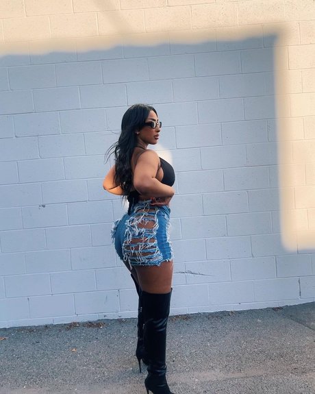 iLLi y OnlyFans Nacktbilder