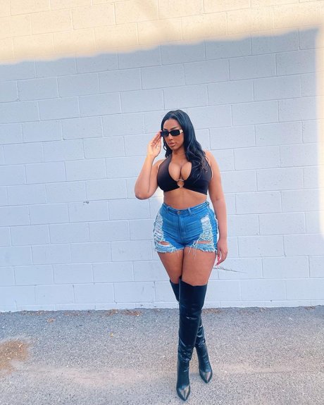 iLLi y OnlyFans Nacktbilder