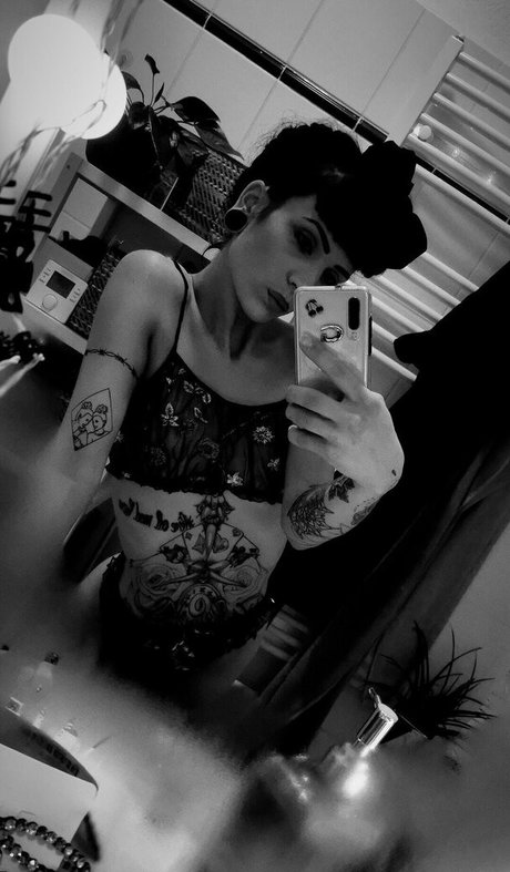 luu nighthawk Nacktbilder OnlyFans