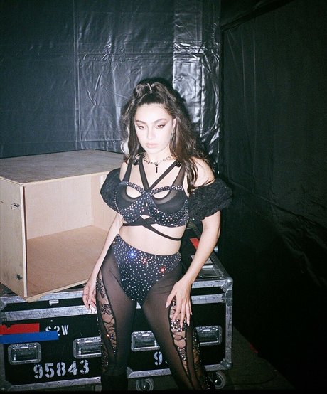 Charli XCX OnlyFans nackte Brüste