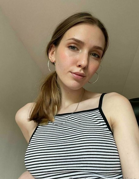 e lina Strip OnlyFans