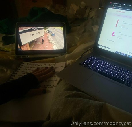 Moonzycat Füße OnlyFans