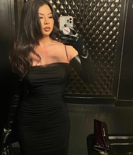 CarolineKwan OnlyFans schlank