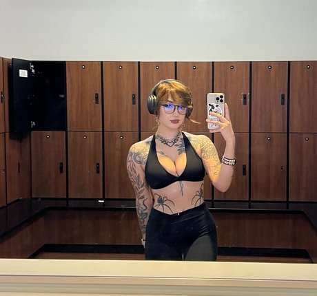 Redroomromance OnlyFans Striptease