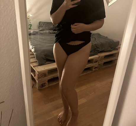kleine nymphe Nacktbilder auf OnlyFans