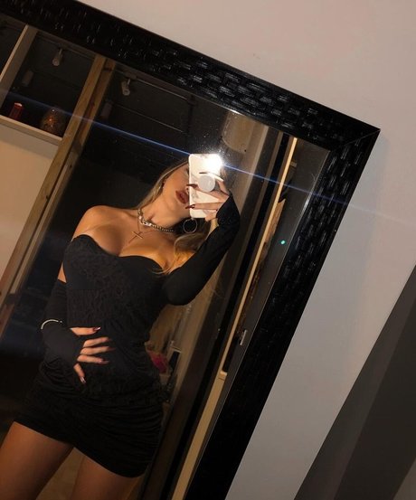 Carolina Fernandes OnlyFans Striptease