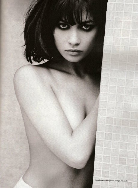 Olga Kurylenko Oben ohne OnlyFans