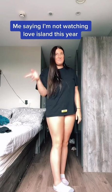 The Blue Dress Girl OnlyFans schlank