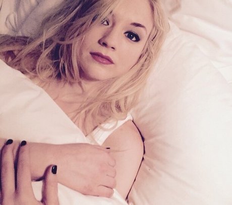 Emily Kinney OnlyFans Lesbisch