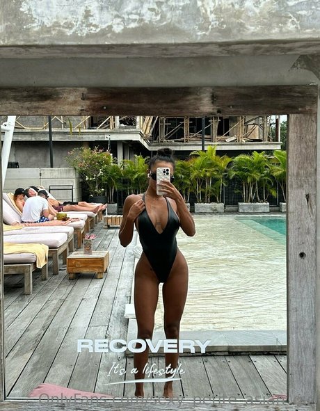 sexy petite asian girl OnlyFans Inhaltstyp