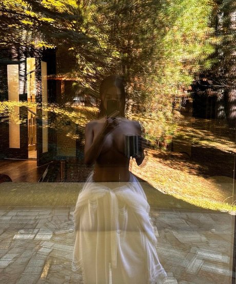 mira nowhere OnlyFans Bilder