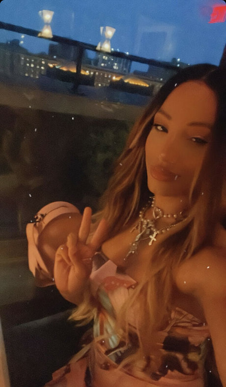 Sasha Banks OnlyFans Model Bilder