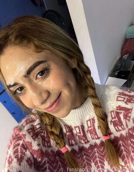 Artemis Carmona OnlyFans schlank