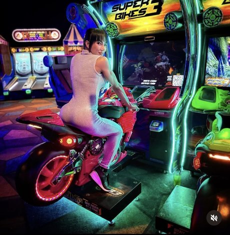 Tina Nguyen Nur für Fans