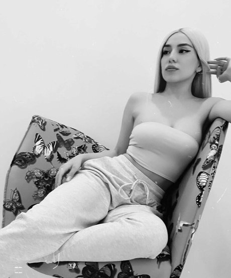 Ava Max OnlyFans schlank