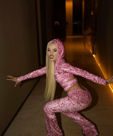 Ava Max Leaked OnlyFans Bilder