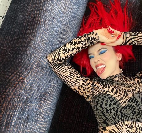 Ava Max OnlyFans nackte Brüste