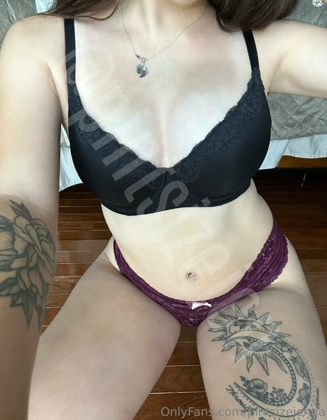 pintsizejenna OnlyFans Striptease