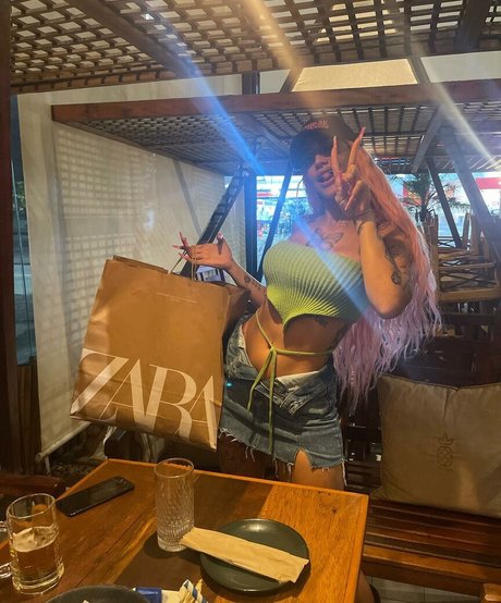 flugbegleiterin onlyfans kostenlos nackt Selfie