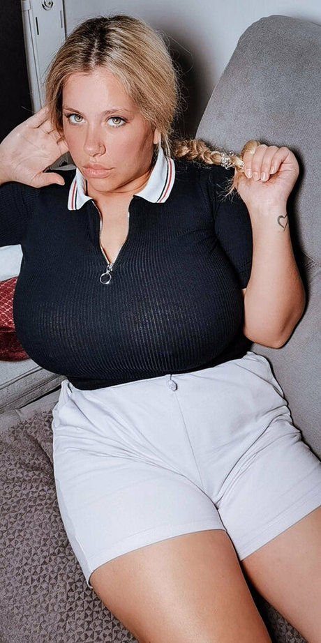 Nina Phoenix Nacktpornos auf OnlyFans