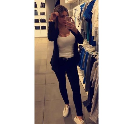 Bella mnz OnlyFans Nacktbilder geleakt