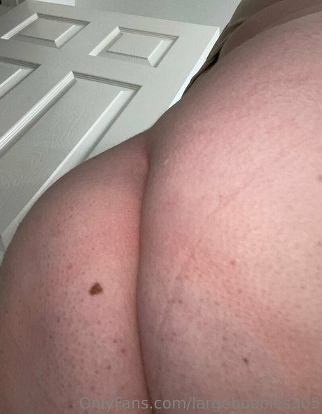 largeboobies305 OnlyFans nackte Brüste