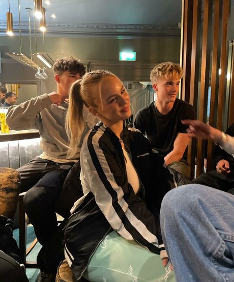 Gabriella Davies Brüste OnlyFans