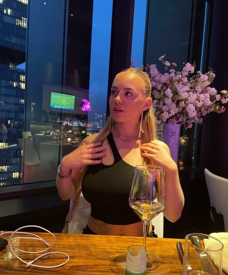 Gabriella Davies Nacktpornos auf OnlyFans