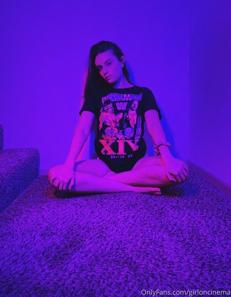 girloncinema Titten OnlyFans