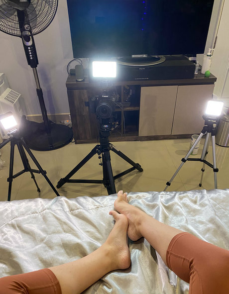 eurasian feet OnlyFans schlank