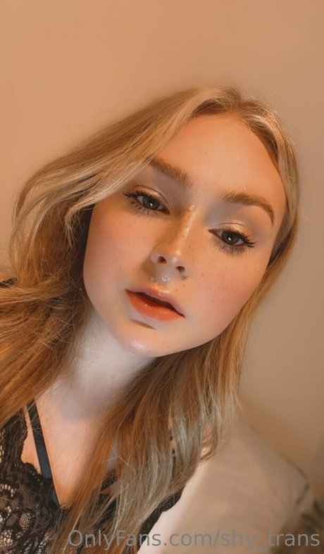 Shy Trans Nacktpornos auf OnlyFans