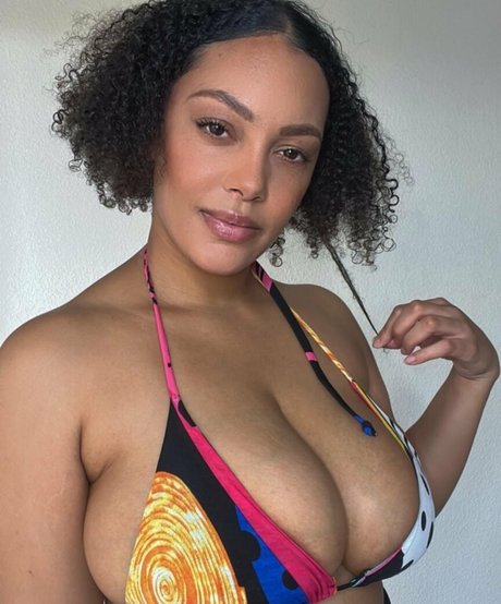 famousaria Leaked OnlyFans Bilder