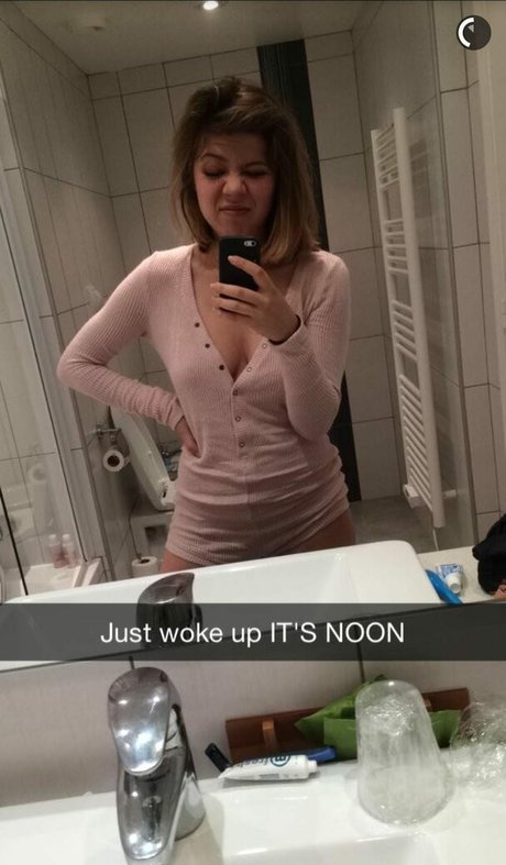 riesige natürliche titten onlyfans Kunstakt Momentaufnahme