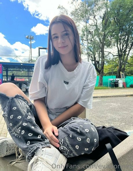 evabonnet OnlyFans explizite Inhalte