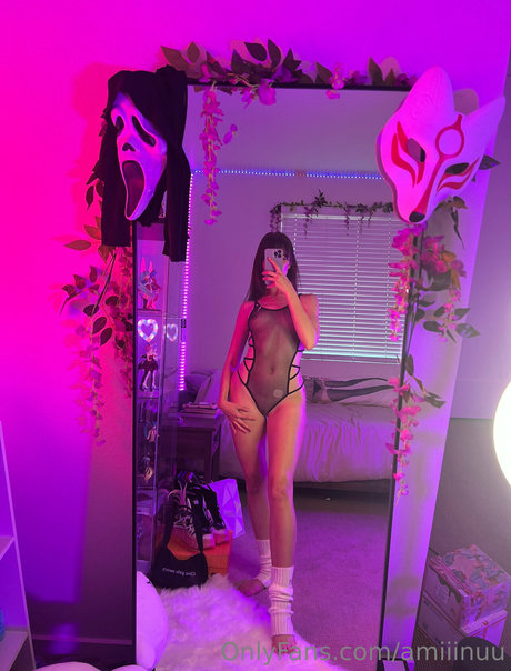 amiiinuu OnlyFans Striptease